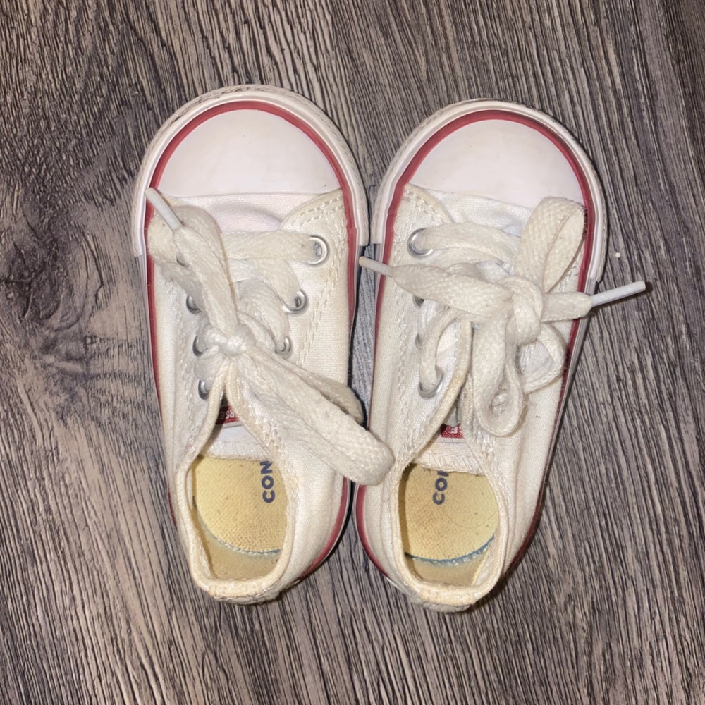 Cute converse shoes size 4